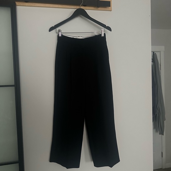 ARITZIA The Effortless Pant™ Cropped PERFECT CONDITION - Picture 8 of 9
